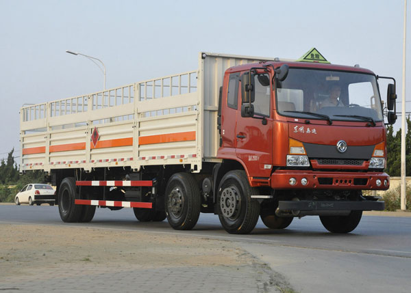 東風(fēng)嘉運(yùn)9.6米15.7噸氣瓶運(yùn)輸車(chē)