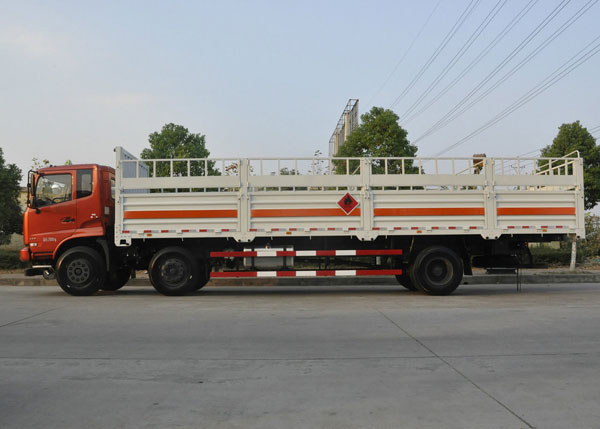東風(fēng)嘉運(yùn)9.6米15.7噸氣瓶運(yùn)輸車(chē)